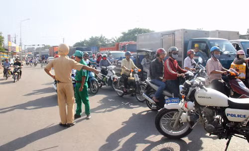 Tai nan giao thong nghiem trong tren QL1K, ba nguoi thuong vong-Hinh-2