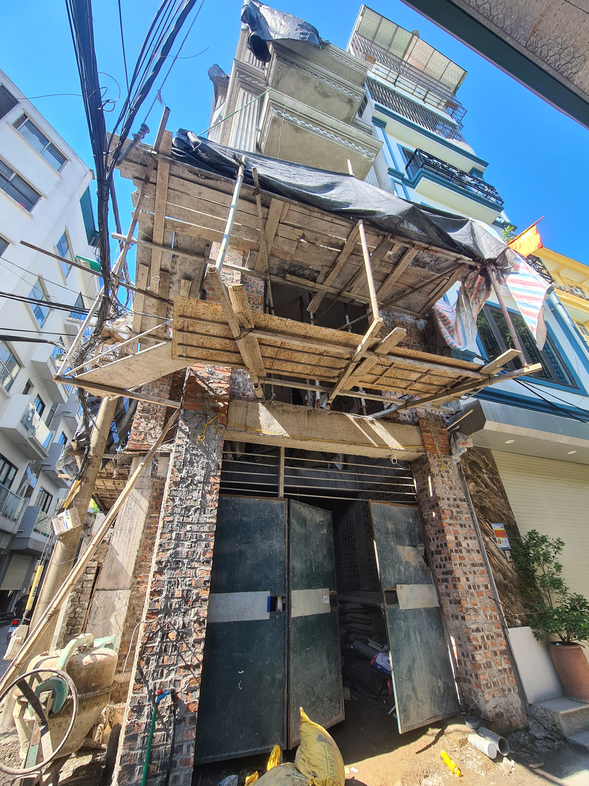 View - Hà Nội: Tháo dỡ xong phần sai phạm công trình ở phường V | Báo Tri thức và Cuộc sống - TIN TỨC PHỔ BIẾN KIẾN THỨC 24H