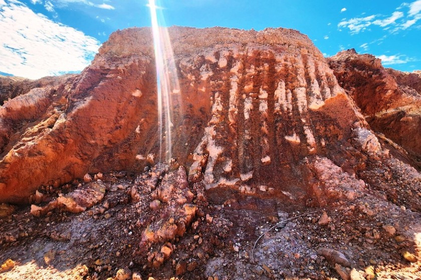 Từ thời điểm đó, chủ đầu tư chỉ khai thác đất sét mang đi bán cho một số nhà máy sản xuất gạch tuynen tại các địa phương lân cận như: Duy Xuyên, Đại Lộc, thị xã Điện Bàn… mà “quên” làm dự án. (Ảnh: Pháp luật Việt Nam).