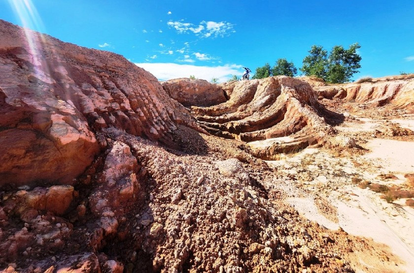 Hiện tại, khu vực dự án chỉ là bãi đất nham nhở trong khi hàng trăm ngàn mét khối đất sét làm vật liệu xây dựng thông thường đã được khai thác, mang đi bán. (Ảnh: Pháp luật Việt Nam).
