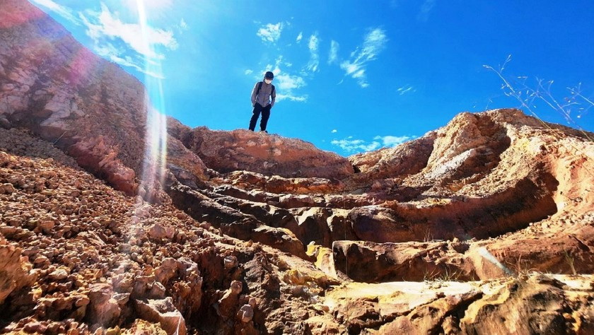 Nhiều vị trí bị đâu sâu khoảng 5m so với hiện trạng ban đầu để tận thu đất sét. (Ảnh: Pháp luật Việt Nam).