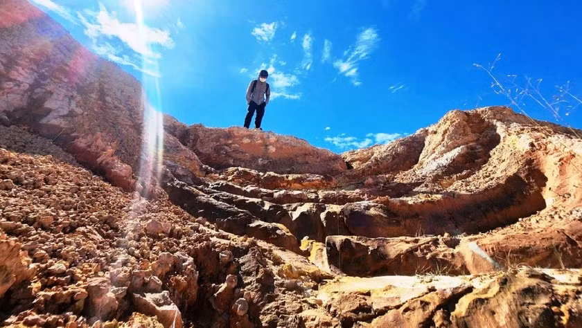 Nhiều vị trí bị đâu sâu khoảng 5m so với hiện trạng ban đầu để tận thu đất sét. (Ảnh: Pháp luật Việt Nam).