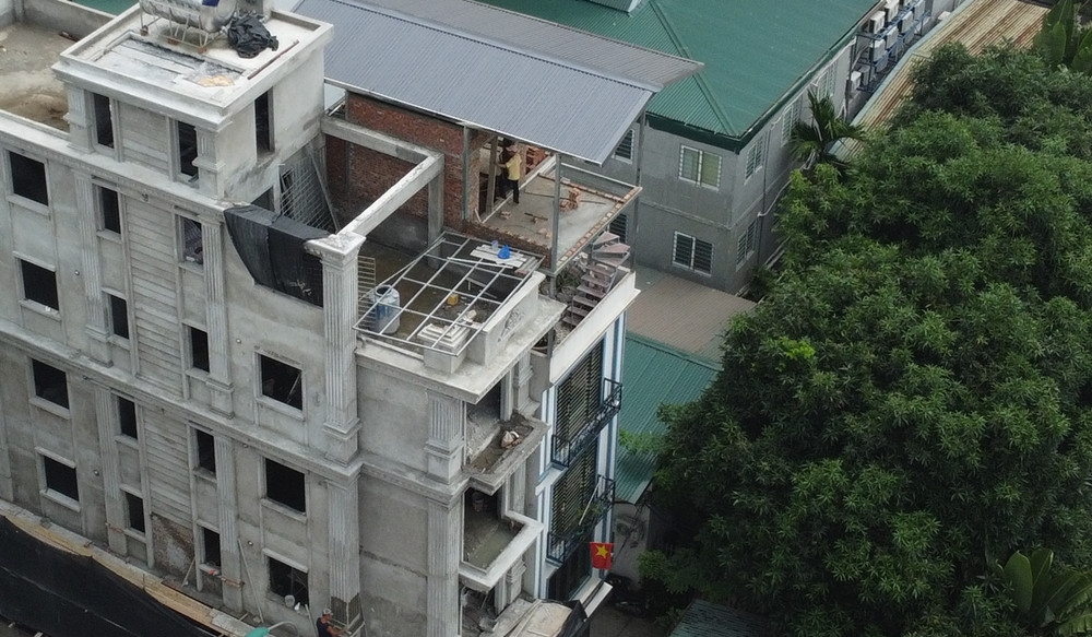 Công trình đã xây lên 6 tầng và một lửng. Nằm ngay cạnh công trình là một ngôi nhà khác cũng cho công nhân cải tạo, xây thêm phần tầng trên mái.