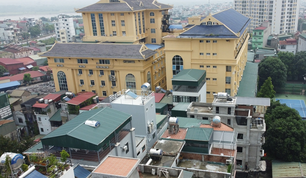 Công trình nghi vi phạm đồ sộ, nằm sát với trường Đại học Kinh doanh và Công nghệ Hà Nội. Quan sát xung quanh công trình này, rất dễ dàng nhìn thấy nhiều ngôi nhà khác cũng xây dựng cao vượt trội.