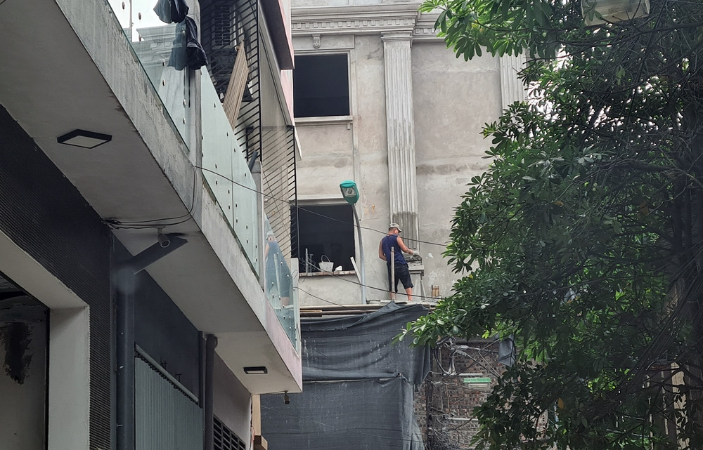 Ghi nhận của PV ngày 19/8, cho thấy công trình bị phản ánh vi phạm TTXD là một khối tòa nhà vẫn đang được công nhân gấp rút hoàn thiện phần thô.