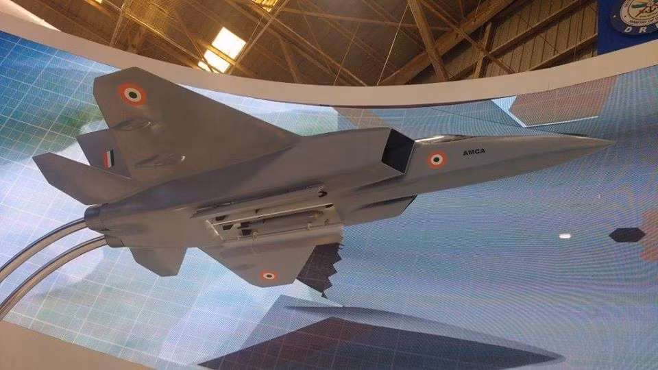 Ấn Độ không có kinh nghiệm trong việc phát triển của máy bay quân sự. Ngay cả đến năm 2040, đất nước này khó có khả năng đưa vào trang bị máy bay chiến đấu thế hệ 5 nội địa như Nga, Trung Quốc.