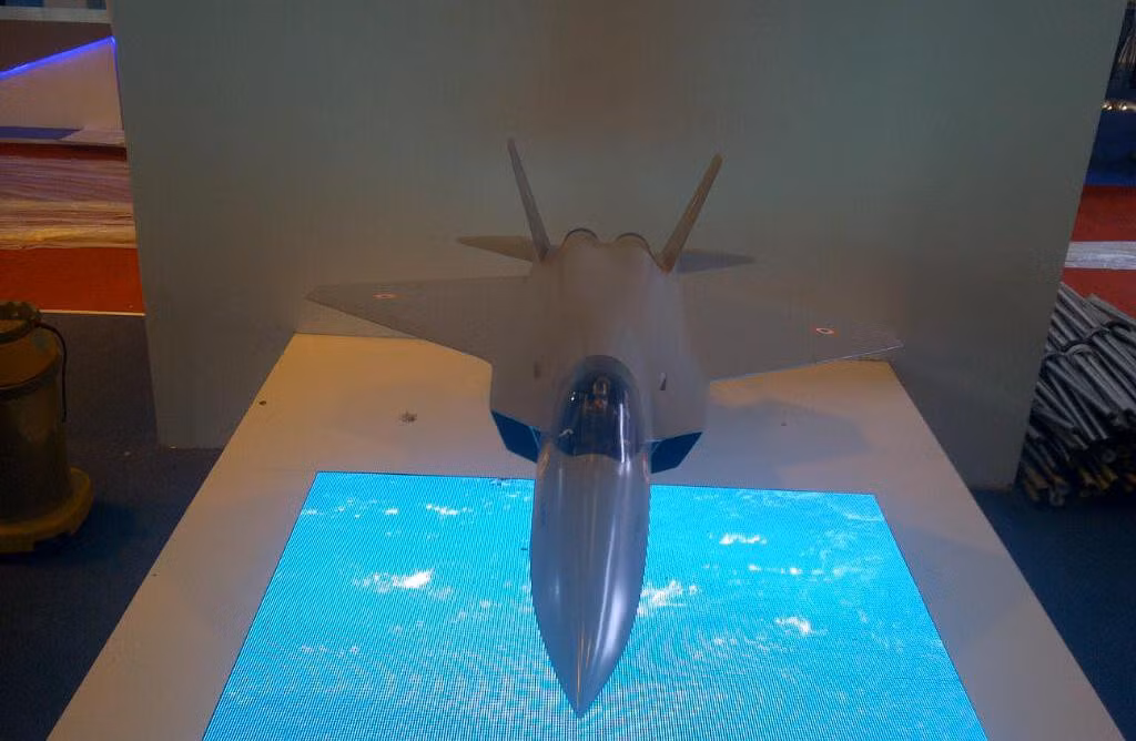 Máy bay sẽ được trang bị hệ thống cảm biến tinh vi và radar với dải ăng ten mảng pha quét điện tử chủ động (AESA).