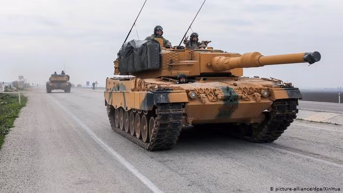 Leopard 2A4 sử dụng loại bánh xích Diehl 570F, có thể vượt chướng ngại vật cao tới 1 mét.