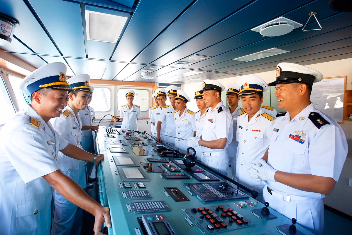 Trong thời gian thăm Việt Nam, thuỷ thủ và sĩ quan của tàu đổ bộ UMS Moattama sẽ tham gia các hoạt động chào xã giao lãnh đạo Uỷ ban Nhân dân tỉnh Khánh Hoà, Bộ Tư lệnh Vùng 4, giao hữu thể thao cùng các chiến sĩ vùng 4 Hải quân. Ảnh: Sĩ quan, thủy thủ Lữ đoàn 162, Vùng 4 Hải quân Việt Nam tham quan Tàu UMS Moattama 1501