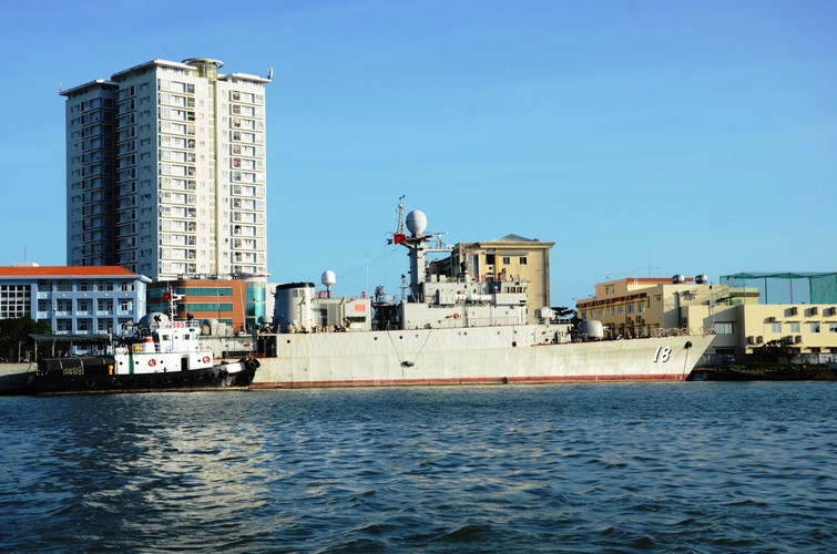 Nhờ có thiết bị SATCOM và vệ tinh VinaSAT 1, đi kèm vệ tinh viễn thám VNREDSat-1, các tàu chiến mặt nước khi hoạt động xa căn cứ đã có thể truyền hình ảnh trực tiếp từ tàu về sở chỉ huy, cung cấp ảnh viễn thám độ phân giải cao nhằm báo cáo tình hình và nhận chỉ thị trực tiếp.