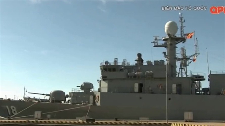 Ngoài vũ khí, chi tiết cần lưu ý nữa trên Tàu 18 cũng được nhận ra đó chính là thiết bị liên lạc kết nối với vệ tinh (tên tiếng Anh là Communications Satellite, đôi khi được viết tắt là SATCOM) do Việt Nam tự sản xuất trong nước với nắp chụp màu trắng được tích hợp phía trước ống khói.