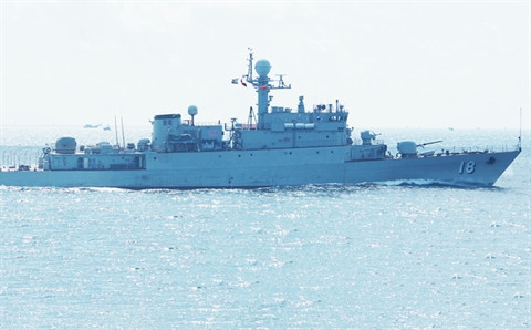 Như đã biết, Tàu 18 là chiếc Pohang đầu tiên được phía Hàn Quốc bàn giao cho Việt Nam, tuy nhiên khác với Tàu 20, cấu hình vũ khí của nó đã bị cắt giảm khi chỉ còn 1 pháo Oto Melara Compact cỡ 76,2 mm, 1 pháo 40 mm nòng đôi Dardo và 1 ụ pháo bắn nhanh Sea Vulcan cỡ 20 mm.