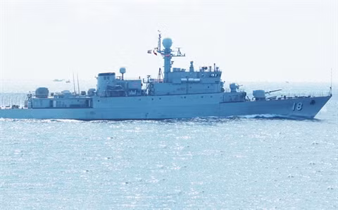 Như đã biết, Tàu 18 là chiếc Pohang đầu tiên được phía Hàn Quốc bàn giao cho Việt Nam, tuy nhiên khác với Tàu 20, cấu hình vũ khí của nó đã bị cắt giảm khi chỉ còn 1 pháo Oto Melara Compact cỡ 76,2 mm, 1 pháo 40 mm nòng đôi Dardo và 1 ụ pháo bắn nhanh Sea Vulcan cỡ 20 mm.