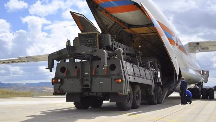 Hiện tại việc đưa S-400 vào trực chiến là hoàn toàn không thể nếu không có sự tham gia của chuyên gia Nga. Kíp kỹ thuật của Thổ Nhĩ Kỳ bị cho là chưa đủ trình độ làm chủ khí tài một cách đầy đủ.
