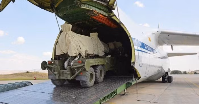 Nhưng ở chiều ngược lại, giới chức quân sự Thổ Nhĩ Kỳ lưu ý rằng đồn đoán trên là thiếu chính xác khi tổ hợp S-400 đang được triển khai và các chuyên gia địa phương biết cách kích hoạt vũ khí này.