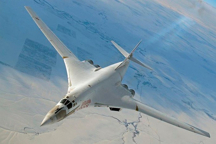 "Chúng ta cũng nên nhắc lại rằng có một số dự án sửa đổi máy bay Tu-160, việc thực hiện sẽ làm tăng thêm khả năng của oanh tạc cơ tên lửa chiến lược, khi chúng có khả năng sử dụng tên lửa hành trình, bom hàng không và thiết bị điện tử mới nhất".