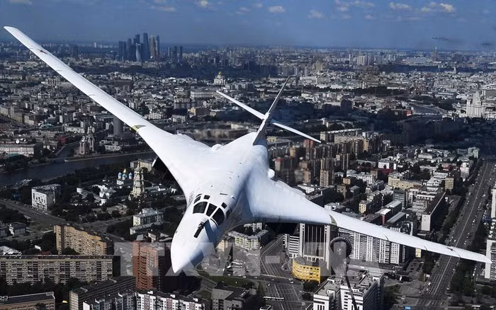 Chiếc Tu-160 cất và hạ cánh tại sân bay Engels, nó đã bay qua các vùng nước trung lập ở trung tâm Bắc Băng Dương, Thái Bình Dương, biển Kara, biển Laptev, cũng như biển Đông Siberi, Chukchi và Barents. Trên không, các máy bay được tiếp nhiên liệu ba lần.