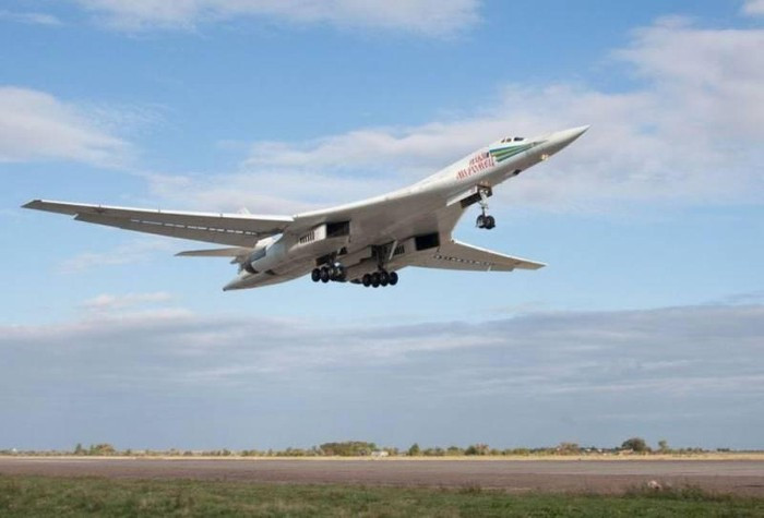 Điểm độc đáo của Tu-160 là sự hiện diện của đôi cánh thay đổi hình dạng. Thiết kế này mang lại độ linh hoạt cao hơn khi cho khả năng cất cánh từ đường băng rất ngắn với khối lượng lớn, cũng như đạt tốc độ siêu thanh bằng cách ép cánh vào thân trong khi bay.