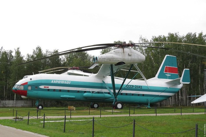  Trực thăng Mil V-12 dài tới 37 m; cao 12,5 m; trọng lượng cất cánh tối đa 105 tấn. Khoang chứa hàng dài 28,15 m; rộng 4,4 m; cao 4,4 m; tải trọng tối đa 40,2 tấn (trong khi của Mi-26 là 20 tấn).