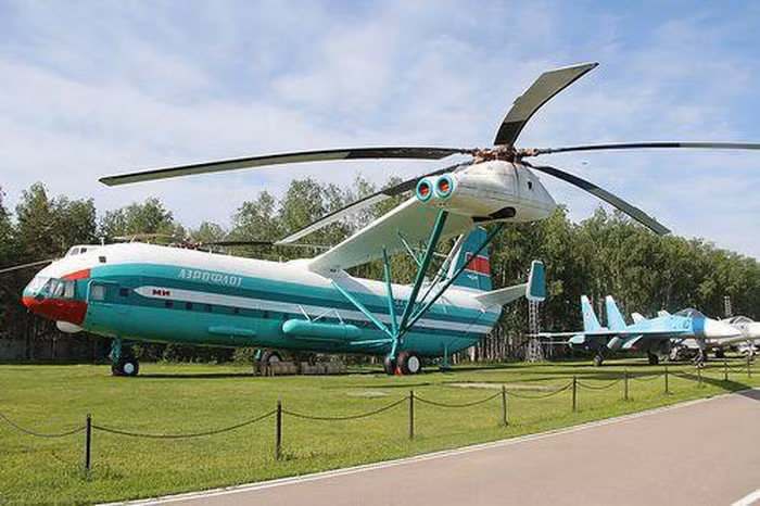 Thay vì bố trí động cơ ngay trên đỉnh máy bay thì để nâng "quái vật" nặng 105 tấn, các kỹ sư phải thiết kế bố trí 2 cánh lớn như máy bay cánh bằng, ở đầu mút cánh lắp 2 rotor cánh quạt 5 lá.