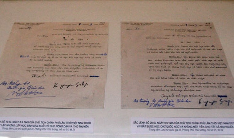 Một số sắc lệnh về giáo dục có chữ ký của Đại tướng Võ Nguyên Giáp sau Cách mạng tháng 8.