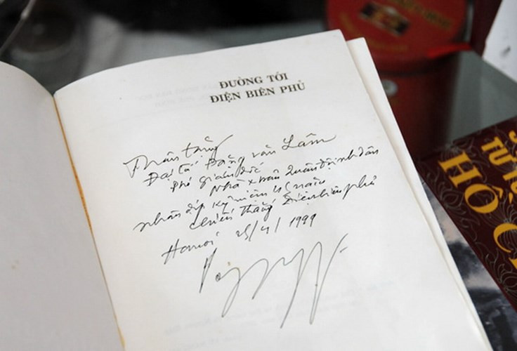 Bút tích của Đại tướng Võ Nguyên Giáp trên cuốn sách Đường tới Điện Biên Phủ, tặng Đại tá Đặng Văn Lâm.