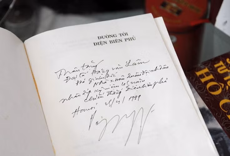 Bút tích của Đại tướng Võ Nguyên Giáp trên cuốn sách "Đường tới Điện Biên Phủ", tặng Đại tá Đặng Văn Lâm.