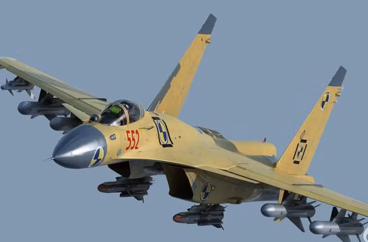 Khả năng mang vác vũ khí của J-15 vào khoảng 6,5 tấn trên 12 giá treo nhưng con số thực tế chiến đấu có thể ít hơn do nó phải cất cánh từ tàu sân bay với đường băng kiểu nhảy cầu. Kiểu đường băng này tuy tiết kiệm hơn máy phóng của Mỹ nhưng khiến máy bay không mang được tải trọng tối đa. Các máy bay Su-33 nguyên gốc cũng gặp phải vấn đề tương tự.