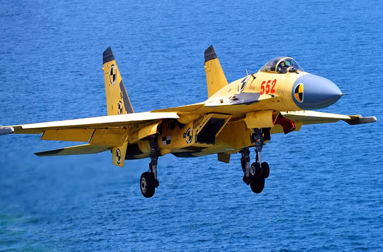 Máy bay J-15 được trang bị động cơ WS-10A hoặc AL-31F cho tốc độ bay Mach 2,4, tầm bay 3.500km, trần bay 20.000m.