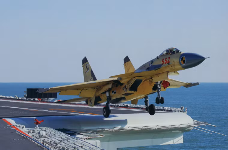 Theo các nguồn tin tình báo mạng Debka (Đức), Trung Quốc mới đây gửi đề nghị tới Moscow về việc cho phép các chiến đấu cơ J-15 của nước này sớm tham gia chiến dịch không kích của Nga, được phát động từ ngày 30/9 vừa qua tại Syria.