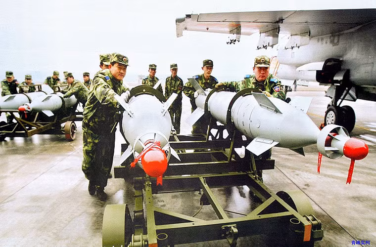 Các loại vũ khí mà J-15 mang vác được vẫn chưa công khai, tuy nhiên nếu thực sự tham gia không kích ở Syria thì không loại trừ khả năng Trung Quốc sẽ thử nghiệm các loại bom dẫn đường. Hiện nay, Trung Quốc có một bộ sưu tập rất lớn các kiểu bom thông minh được dẫn đường bằng laser, TV, vệ tinh nhưng chưa bao giờ thử nghiệm thực tế chiến trường.