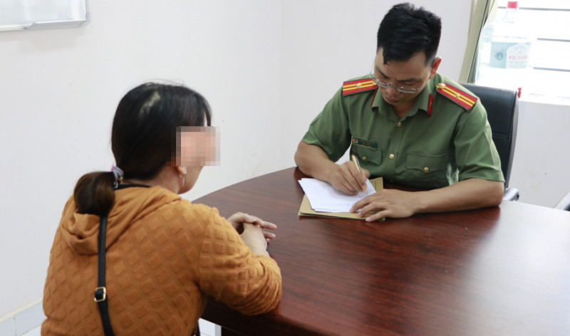  Mất hàng tỷ đồng vì đầu tư trên mạng: Đầu tháng 3/2023, một tài khoản Facebook tên Dương Tuấn Minh kết bạn làm quen với chị P.H.L., 40 tuổi, trú phường Tân Phú, TP Đồng Xoài, Bình Phước hướng dẫn chị truy cập vào trang Walmart (https://landing.W-mart.shop) để tải ứng dụng W-mart về điện thoại. Chị L. đã tạo thành công tài khoản và tạo ví tiền trong tài khoản. Tất cả các sản phẩm trên Walmart đều được rao bán bằng đồng tiền ảo USDT, Minh đã hướng dẫn chị giao dịch mua tiền ảo USDT lừa đảo nạn nhân hơn 2 tỷ đồng. 