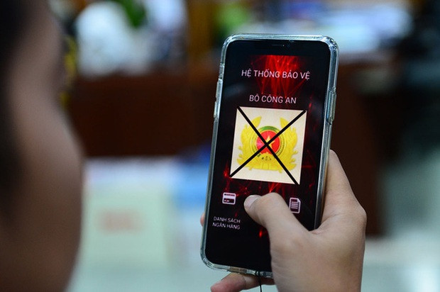  Tài khoản bốc hơi gần 2 tỷ đồng sau khi tải app 'Bộ Công an': Ngày 12/8/2022, Công an quận Cầu Giấy, Hà Nội tiếp nhận đơn trình báo của chị P. (SN 1980; trú tại Cầu Giấy) về việc nhận được một cuộc điện thoại của một đối tượng tự xưng là cán bộ Công an. Đối tượng thông báo chị P. có liên quan đến một vụ án điều tra và yêu cầu chị tải ứng dụng giả mạo “Bộ Công an” để phục vụ điều tra. Sau khi đăng nhập tài khoản chị P. phát hiện tài khoản bị mất gần 2 tỷ đồng nên đã đến cơ quan Công an trình báo.