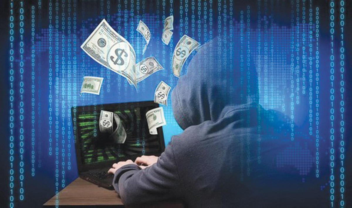  Mất 15,3 tỷ đồng vì bị lừa cài ứng dụng dịch vụ công giả mạo: Ngày 17/1, Công an TP Hà Nội cho biết, Phòng An ninh mạng và phòng, chống tội phạm sử dụng công nghệ cao đã tiếp nhận đơn của 6 bị hại trình báo việc bị chiếm đoạt tổng gần 20,6 tỷ đồng. Trong đó người bị chiếm đoạt nhiều nhất là 15,3 tỷ. Cụ thể, anh V. (trú tại Long Biên, Hà Nội) sau khi truy cập đường dẫn do "cán bộ công an phường" cung cấp, tải ứng dụng giả mạo dịch vụ công để "bốc số thứ tự trước, không phải chờ khi lên quận làm thủ tục", đã bị chiếm đoạt 1,3 tỷ đồng. Với thủ đoạn tương tự, chị A. (Hai Bà Trưng) đã bị chiếm đoạt gần 1 tỷ đồng. 