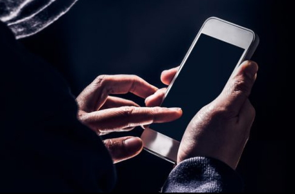  Bị thao túng tâm lý, mất hơn 26,5 tỷ đồng: Tháng 4/2022, vì thiếu cảnh giác và bị các đối tượng lừa đảo trên mạng uy hiếp tinh thần, bà T.T.C ở TP Từ Sơn, Bắc Ninh làm theo hướng dẫn mở 2 tài khoản ở 2 ngân hàng rồi vay mượn, huy động người thân gửi vào tổng cộng 26,5 tỷ đồng. Chỉ 3 ngày sau số tiền trên bị rút hết sạch.