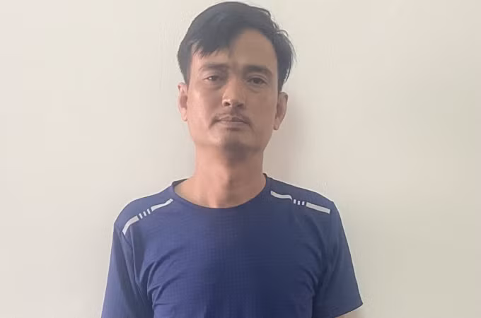  Giải cứu hơn 40 cô gái bị bán vào quán karaoke: Tháng 12/2023, Công an tỉnh Tây Ninh đã bắt giữ Phan Thanh Phương, 39 tuổi; Võ Hồng Lượng, 29 tuổi; Lương Minh Quý, 22 tuổi và Đoàn Anh Phương, 32 tuổi để điều tra về hành vi Mua bán người, Cưỡng đoạt tài sản, Cho vay lãi nặng. Kết quả điều tra ban đầu xác định, Thanh Phương cùng đàn em mở nhiều quán karaoke trên địa bàn các huyện Gò Dầu, Bến Cầu và thị xã Trảng Bàng. Để có nhiều nữ tiếp viên trẻ đẹp phục vụ khách, anh ta chỉ đạo đàn em đến các cơ sở massage, karaoke... Bình Dương, Bình Phước chiêu dụ thêm "đào". (Ảnh đối tượng Phương)