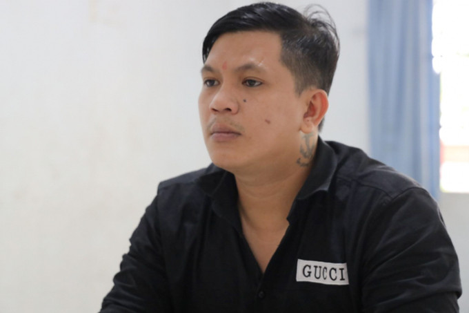 Nhóm này thỏa thuận với chủ các quán trên, chuộc những cô gái này đưa về cơ sở của Thanh Phương làm việc. Chúng buộc các cô viết giấy nhận nợ với lãi suất cao, ép phải tiếp khách để lấy tiền trả nợ. Phải trả lãi cao, cộng thêm việc liên tục bị phạt nên các nữ tiếp viên dù làm việc cật lực vẫn không đủ trả nợ. Sau thời gian theo dõi, ngày 4/12, Công an tỉnh Tây Ninh phối hợp Công an các huyện Gò Dầu, Bến Cầu bất ngờ đột kích nhiều cơ sở karaoke của nhóm Thanh Phương, giải cứu 46 nữ tiếp viên; thu giữ nhiều sổ sách liên quan đến việc ghi nhận nợ, cho vay và 1,2 tỷ đồng. (Ảnh đối tượng Lượng)