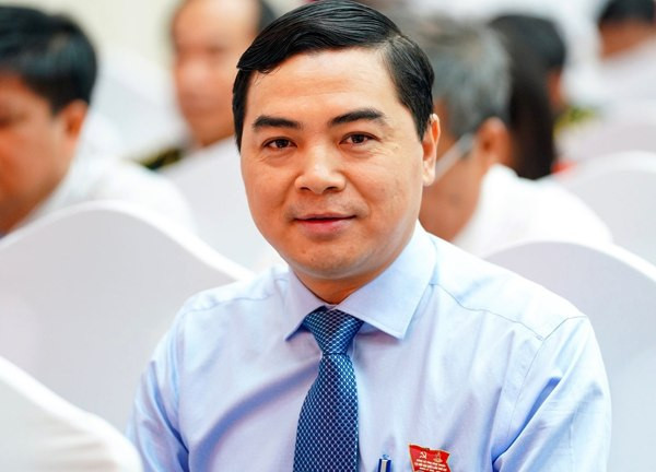 Ông Nguyễn Hoài Anh, sinh năm 1977 tại Điện Bàn, Quảng Nam. Trình độ chuyên môn là Thạc sỹ Quản lý hành chính công, Kiến trúc sư, Cử nhân ngữ văn Anh, cao cấp lý luận chính trị. Từ tháng 1/2021, ông Nguyễn Hoài Anh là Ủy viên dự khuyết Ban Chấp hành Trung ương Đảng, Phó Bí thư Thường trực Tỉnh ủy, Chủ tịch HĐND tỉnh Bình Thuận.