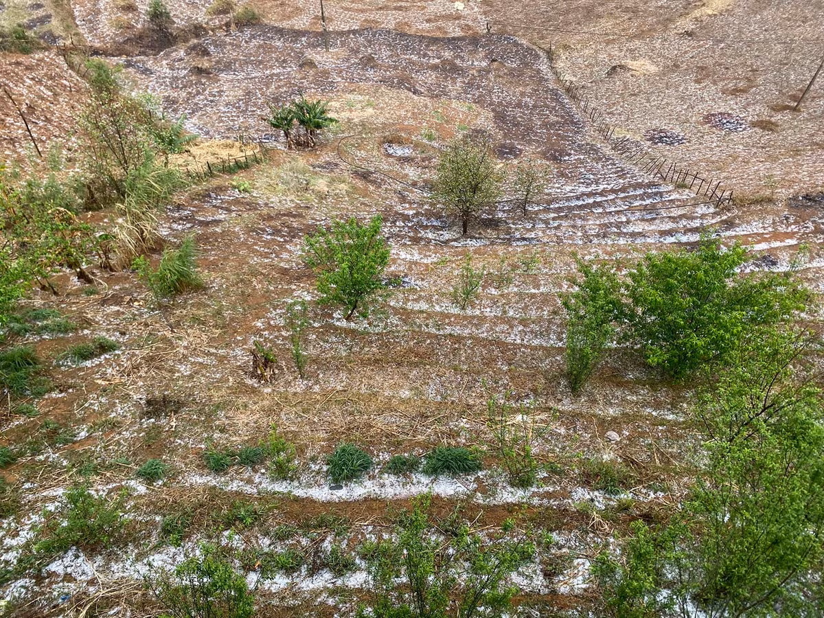 Giám đốc Đài khí tượng thủy văn tỉnh Yên Bái cho biết thêm, cũng đám mây này khoảng 9h sáng cùng ngày đã gây một trận mưa lớn ở huyện Mù Cang Chải (Yên Bái). Đi kèm với mưa lớn là hiện tượng mưa đá.\ 
