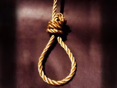 Hắn bảo anh L. dừng xe lại, đe dọa, bắt anh L. đưa tiền. Khi anh L. nói không có, hắn nổi xung, dùng dây thòng lọng mang theo thít cổ nạn nhân đến chết rồi treo lên đài hoa sen của một ngôi mộ để giả hiện trường của một vụ treo cổ tự tử. Thịnh cướp xe máy, điện thoại và ví của anh L. chạy một đoạn thì tự nhiên xe chết máy. Vì thế, hắn phải dắt bộ đi một đoạn khá dài, rồi tự nhiên lại nổ máy được. (Ảnh minh họa, nguồn internet) 