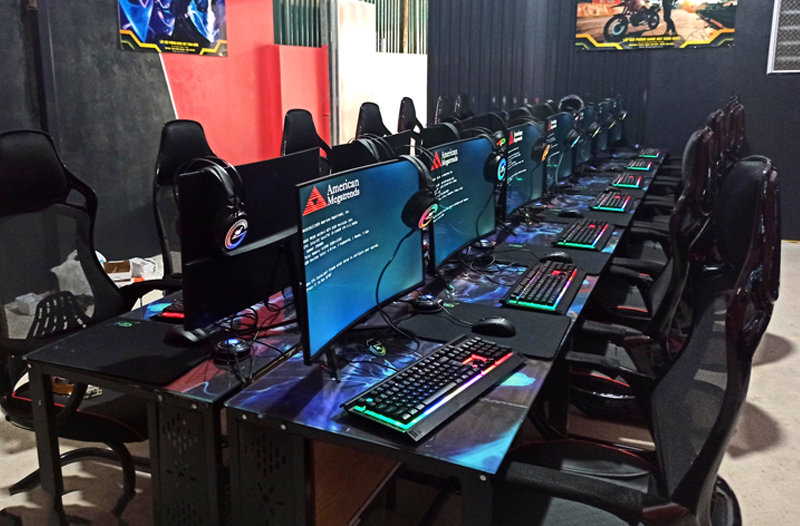 Người vợ cho biết, chồng mình rất thích chơi games, những lúc không có khách đi xe ôm, anh L. thường có mặt ở quán Internet. Thời điểm này, anh L. đang ngồi chơi điện tử tại quán Internet ở khu vực Nhà văn hóa Lao động. Chủ quán cho biết, dù còn 10 phút nữa mới hết giờ chơi, nhưng sau khi nghe xong cuộc điện thoại này, L. vội vã đi ngay. (Ảnh minh họa, nguồn internet)