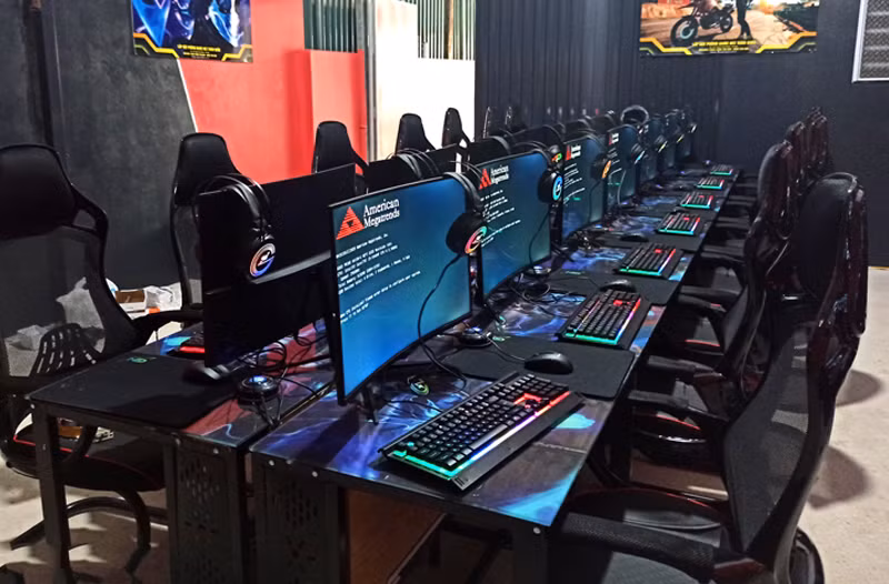 Người vợ cho biết, chồng mình rất thích chơi games, những lúc không có khách đi xe ôm, anh L. thường có mặt ở quán Internet. Thời điểm này, anh L. đang ngồi chơi điện tử tại quán Internet ở khu vực Nhà văn hóa Lao động. Chủ quán cho biết, dù còn 10 phút nữa mới hết giờ chơi, nhưng sau khi nghe xong cuộc điện thoại này, L. vội vã đi ngay. (Ảnh minh họa, nguồn internet)