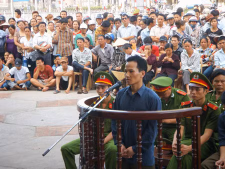 Sau khi lấy được xe, Thịnh mang cắm cho Nguyễn Đức Vinh, trú tại phường Lê Hồng Phong, TP Thái Bình với giá 4 triệu đồng. Thấy Thịnh nói là xe lấy trộm, Vinh vẫn đồng ý cho cắm và đưa trước cho Thịnh 2 triệu đồng. Vào tháng 9/2011, TAND tỉnh Thái Bình đã tuyên phạt Trần Quốc Thịnh tử hình về tội “giết người”, 5 năm tù về tội “cướp tài sản”, tổng hình phạt chung cho 2 tội là tử hình. Phạt bị cáo Nguyễn Đức Vinh 6 tháng tù về tội” tiêu thụ tài sản do người khác phạm tội mà có”. 