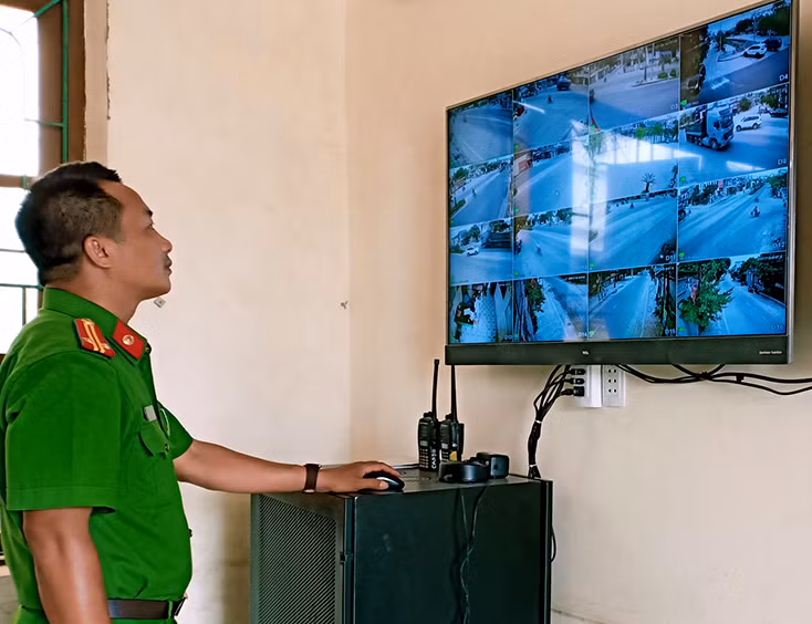 Tiến hành truy tìm theo dấu vết nóng, xác định các đối tượng đã sử dụng chiếc xe máy nhãn hiệu Wave màu đen, BKS 37N1-663.51 để rời khỏi địa phương, Qua rà soát, phát hiện Sao và Thế đã rời khỏi Nghệ An, đang trốn chạy theo hướng Nam trên đường Quốc lộ 1A, lực lượng điều tra liền cử tổ công tác gồm 8 trinh sát bám theo hướng di chuyển của đối tượng, đồng thời ra thông báo truy tìm đối tượng gây án. (Ảnh minh họa, nguồn internet) 