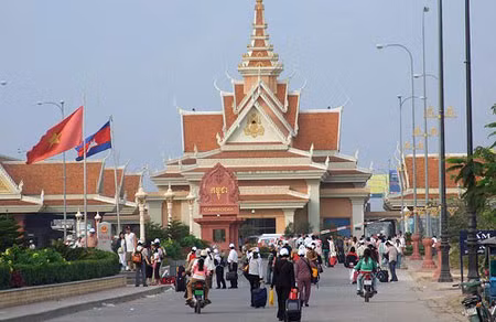 Hành trình truy đuổi đến biên giới đã không thu được kết quả khi các đối tượng đã kịp vượt biên sang nước bạn. Ban Giám đốc Công an tỉnh Nghệ An nhanh chóng trao đổi nghiệp vụ với các đơn vị liên quan để có thể cử một tổ công tác sang nước bạn, phối hợp với Cảnh sát Hoàng gia Campuchia truy bắt đối tượng. Quá trình lẩn trốn tại Campuchia, các nghi phạm thường xuyên thay đổi địa điểm ẩn náu. (Ảnh minh họa, nguồn internet) 