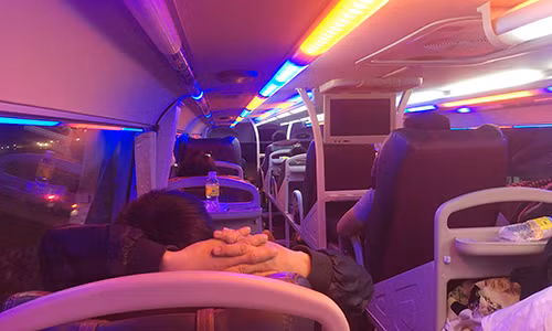 Lần theo dấu vết, các trinh sát vào tỉnh Quảng Bình thì phát hiện chúng đã lên xe khách vào miền Nam, tổ công tác liền bám theo. Đến Bình Phước phát hiện thông tin các đối tượng đã thuê phòng nghỉ tại đây nhưng đã gửi xe máy rồi bắt xe khách vào tỉnh Đồng Tháp, tổ công tác tiếp tục truy đuổi. Đến nơi, tổ công tác phối hợp với Phòng CSHS tỉnh tiến hành rà soát, sau 3 ngày thì phát hiện các nghi phạm đã lên xã Thường Phước, huyện Hồng Ngự (Đồng Tháp) là vùng tiếp giáp biên giới Việt Nam - Campuchia. (Ảnh minh họa, nguồn internet) 