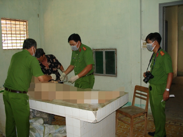 Khám nghiệm tử thi thấy sau lưng nạn nhân có 4 vết thương, ở chân có 2 vết. Các thương tích này đều do một loại hung khí gây ra, bởi vì có các đặc điểm tương đồng. Tại địa điểm được xác định là nơi xảy ra xô xát, phát hiện có các dấu vết màu nâu đỏ nghi là máu ở nhiều vị trí và dính trên bàn ghế. Ngoài ra trên nền quán bia có nhiều mảnh bát đĩa bị vỡ nằm rải rác, chứng tỏ đã có xung đột xảy ra giữa nhiều người. Tuy nhiên, hoạt động truy xét đã gặp phải những khó khăn, manh mối dẫn đến thủ phạm rất mờ nhạt. (Ảnh minh họa, nguồn internet)