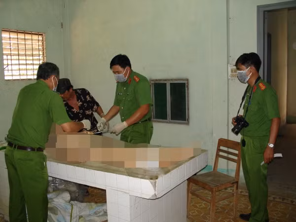 Khám nghiệm tử thi thấy sau lưng nạn nhân có 4 vết thương, ở chân có 2 vết. Các thương tích này đều do một loại hung khí gây ra, bởi vì có các đặc điểm tương đồng. Tại địa điểm được xác định là nơi xảy ra xô xát, phát hiện có các dấu vết màu nâu đỏ nghi là máu ở nhiều vị trí và dính trên bàn ghế. Ngoài ra trên nền quán bia có nhiều mảnh bát đĩa bị vỡ nằm rải rác, chứng tỏ đã có xung đột xảy ra giữa nhiều người. Tuy nhiên, hoạt động truy xét đã gặp phải những khó khăn, manh mối dẫn đến thủ phạm rất mờ nhạt. (Ảnh minh họa, nguồn internet)