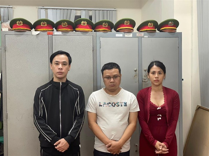  Triệt phá đường dây hoa khôi, ca sĩ, hot TikToker bán dâm giá hàng ngàn đô: Ngày 3/11/2023, Bộ Công an cho biết Cục Cảnh sát hình sự đã phối hợp Công an tỉnh Bà Rịa - Vũng Tàu triệt phá đường dây môi giới mại dâm hoạt động trong giới showbiz với quy mô lớn do Huỳnh Thanh Thuận (33 tuổi, làm chuyên viên trang điểm, stylist) cầm đầu. Sau khi có người có nhu cầu mua dâm, Thuận đã giới thiệu T.T.L., L.H.P., H.P.T.H. là các người mẫu, hoa khôi, ca sĩ nổi tiếng, có lượng người theo dõi lớn trên mạng xã hội. Mức giá với người mua dâm với gái bán dâm trong vụ việc từ 60 - 100 triệu đồng/tour trong nước (2 ngày) và 6.000 USD với tour nước ngoài (2 ngày). 