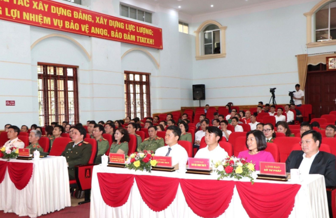 Chiều 25/3, Công an tỉnh Lai Châu tổ chức lễ công bố Quyết định số 1569/QĐ-BCA, ngày 22/3/2024 của Bộ trưởng Bộ Công an về việc điều động và bổ nhiệm Đại tá Lê Anh Hưng - Trưởng Phòng Điều tra các tội phạm khác, Cục An ninh điều tra, đến nhận công tác và giữ chức vụ Phó Giám đốc Công an tỉnh Lai Châu. (Ảnh Cổng thông tin điện tử tỉnh Lai Châu)